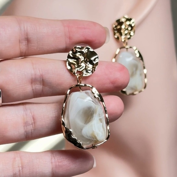 ⚜️ Elegant Gold and Cream Brown Stone Earrings - Picture 6 of 7